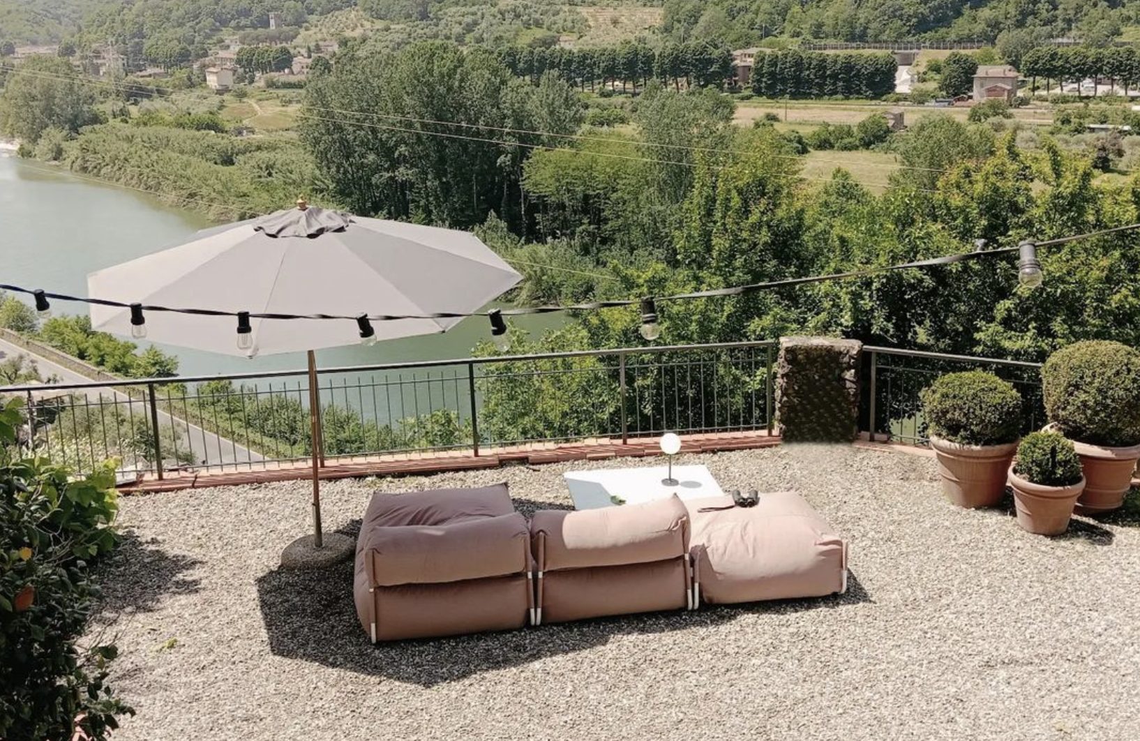 Woonkamer van Villa Mia na de herinrichting: rustige, authentieke Toscaanse styling